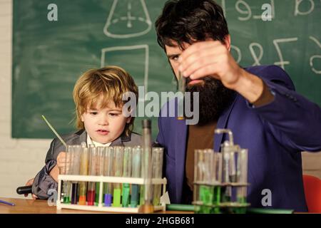 Tubes à essai pour enseignants et enfants.Leçon scolaire.La persévérance paye.Expérience chimique.Symptômes du TDAH à l'école.Programme scolaire Banque D'Images