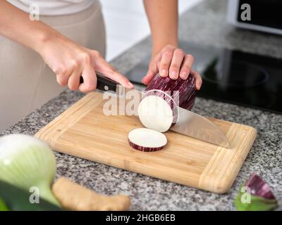 faire cuire en tranches une aubergine sur le plan de travail de la cuisine Banque D'Images
