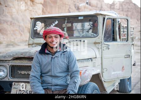 Une journée dans la vie d'un jeune bédouin vivant du tourisme dans le désert de rhum Wadi en Jordanie, le 25 décembre 2021 Banque D'Images