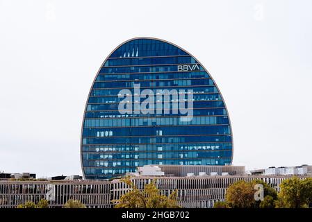 Madrid, Espagne - 19 juin 2021 : ville BBVA.Siège de la banque BBVA dans le quartier de Las Tablas.Bâtiment la Vela conçu par Herzog et de Meuron.Finances Banque D'Images