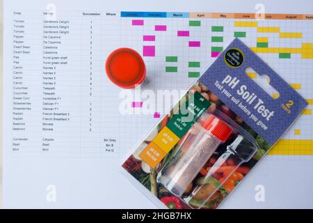 Kit de test pH sol avec calendrier de planification de jardinage Banque D'Images