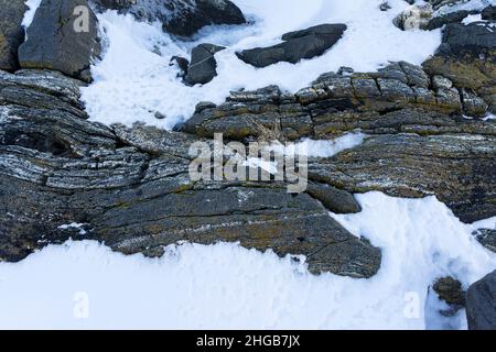 Rochers en granit recouverts de neige dans l'arctique, vue rapprochée d'en haut Banque D'Images