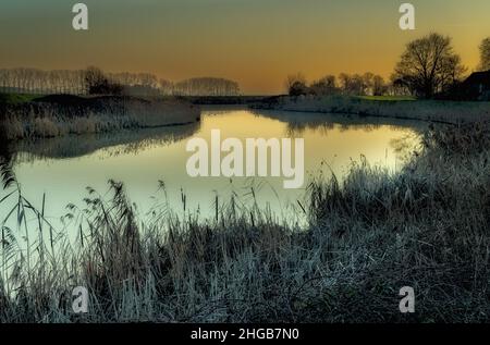 Vue sur le paysage de la rivière Great Ouse avec réflexions, Cambridgeshire, Royaume-Uni Banque D'Images