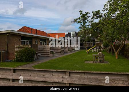 Jardin avec toboggan à Hindeloopen, Hollande. Banque D'Images