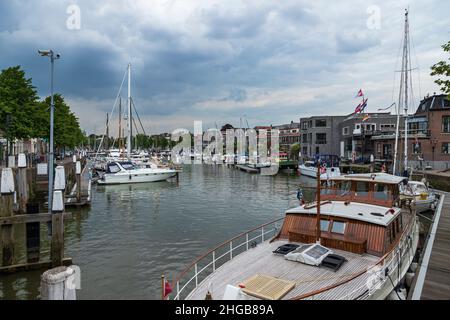 Quai et amarrage de navires à passagers à Dordrecht, Hollande. Banque D'Images