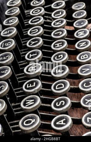 Machine à écrire ancienne avec touches QWERTY traditionnelles.Avant la messagerie texte, les personnes utilisaient des machines à écrire pour communiquer par écrit. Banque D'Images