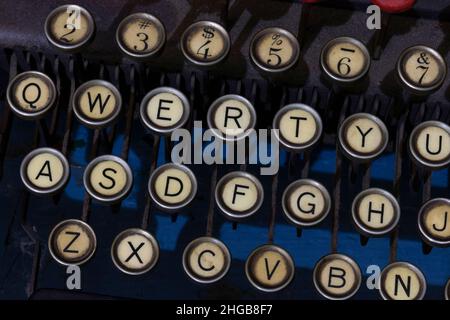 Machine à écrire ancienne avec touches QWERTY traditionnelles.Avant la messagerie texte, les personnes utilisaient des machines à écrire pour communiquer par écrit. Banque D'Images