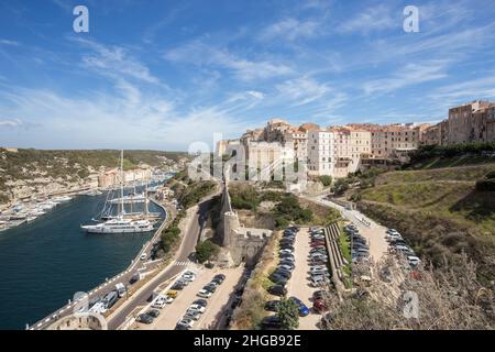 Port de Bonifacio, situé à l'extrémité sud de l'île de Corse, en France Banque D'Images