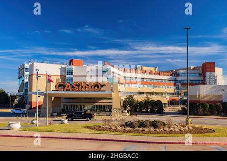 Oklahoma, DEC 16 2021 - vue extérieure ensoleillée du Remington Park Casino Banque D'Images