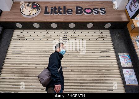 Hong Kong, Chine.19th janvier 2022.Un piéton passe devant un magasin fermé pour animaux de compagnie qui vend des hamsters à Hong Kong.Après qu'un employé de l'animalerie a contracté Covid-19, les autorités planifient un abattage de plus de 2 000 hamsters après avoir trouvé des preuves de la transmission possible de Covid-19 d'un animal à l'autre.Crédit : SOPA Images Limited/Alamy Live News Banque D'Images