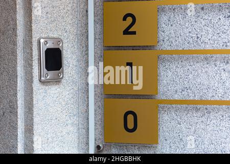 Le verrou d'entrée situé sur le mur du bâtiment de bureau NFC s'ouvre à l'aide d'une application pour smartphone Banque D'Images