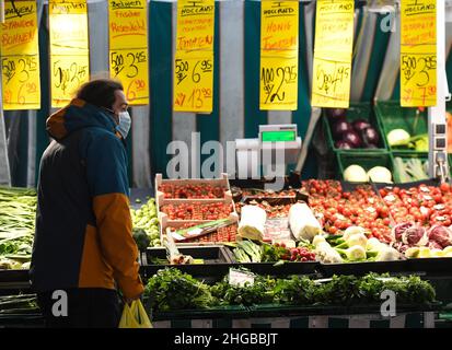 Francfort, Allemagne.19th janvier 2022.Un client fait ses courses sur un marché à Francfort, en Allemagne, le 19 janvier 2022.Le taux d'inflation annuel de l'Allemagne a atteint 3,1 pour cent en 2021, le niveau le plus élevé depuis 1993, a annoncé mercredi l'Office fédéral de la statistique (Destatis).Crédit: Lu Yang/Xinhua/Alay Live News Banque D'Images