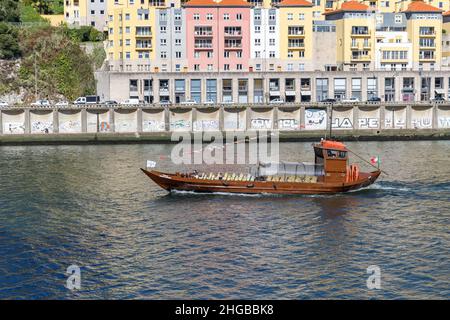 Porto, Portugal - 23 octobre 2020: Carlota do Douro bateau de transport touristique naviguant sur le fleuve Douro montrant la ville antique aux visiteurs sur un autu Banque D'Images