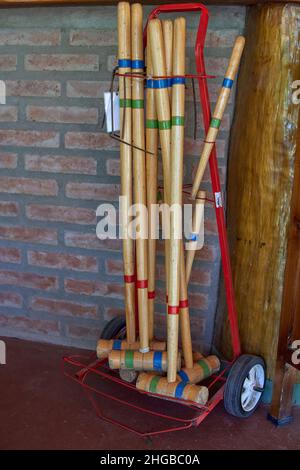 jeu de croquet en bois avec clubs.Jeux rétro d'été en vacances en Argentine.Verticale Banque D'Images