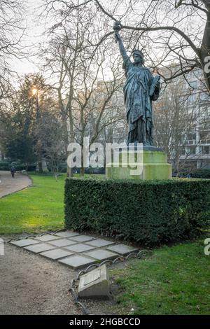 Paris, France - 01 15 2022 : le jardin du Luxembourg.Vue sur la Statue de la liberté à l'intérieur du parc Banque D'Images