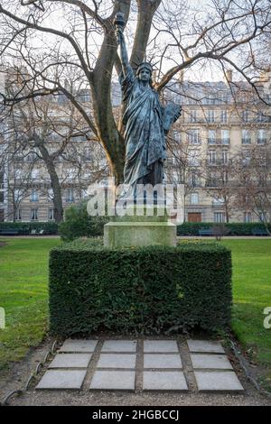 Paris, France - 01 15 2022 : le jardin du Luxembourg.Vue sur la Statue de la liberté à l'intérieur du parc Banque D'Images