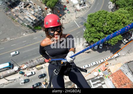 Une femme portant un costume de héros avec un casque de protection marchant dans un grand bâtiment de Rappel.Salvador Bahia Brésil. Banque D'Images