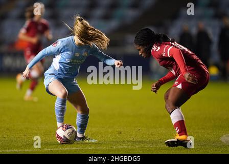 Le parc Jess de Manchester City (à gauche) et le Satara Murray des femmes de Bristol City en action lors de la demi-finale de la coupe de la Ligue des femmes continentales au stade Academy, à Manchester.Date de la photo: Mercredi 19 janvier 2022. Banque D'Images