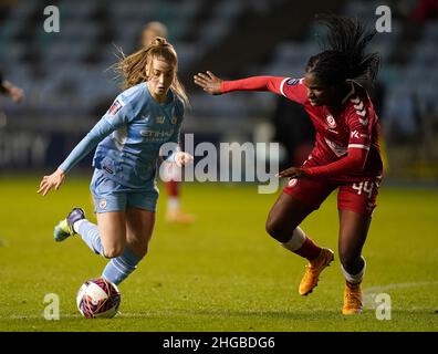 Le parc Jess de Manchester City (à gauche) et le Satara Murray des femmes de Bristol City en action lors de la demi-finale de la coupe de la Ligue des femmes continentales au stade Academy, à Manchester.Date de la photo: Mercredi 19 janvier 2022. Banque D'Images