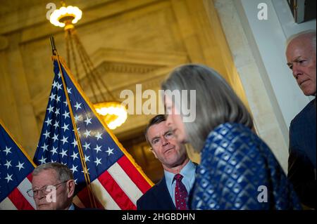 Washington, États-Unis d'Amérique.19th janvier 2022.Le sénateur américain Jim Inhofe (républicain de l'Oklahoma), à gauche, le sénateur américain Todd Young (républicain de l'Indiana), deuxième de gauche, le sénateur américain Joni Ernst (républicain de l'Iowa), deuxième de droite,Et le sénateur des États-Unis John Cornyn (républicain du Texas), à droite, attend de faire des remarques sur la situation actuelle entre la Russie et l'Ukraine, dans le bureau du Sénat Russell à Washington, DC, le mercredi 19 janvier 2022.Crédit: Rod Lamkey/CNP/Sipa USA crédit: SIPA USA/Alay Live News Banque D'Images