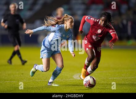 Le parc Jess de Manchester City (à gauche) et le Satara Murray des femmes de Bristol City en action lors de la demi-finale de la coupe de la Ligue des femmes continentales au stade Academy, à Manchester.Date de la photo: Mercredi 19 janvier 2022. Banque D'Images