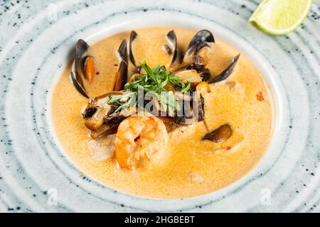 Soupe classique tom yam en gros plan. Banque D'Images