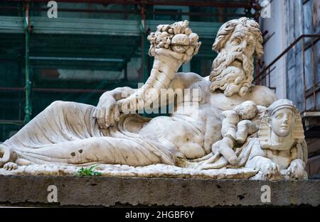 La statue en marbre du Dieu du Nil à Naples, Campanie, Italie Banque D'Images