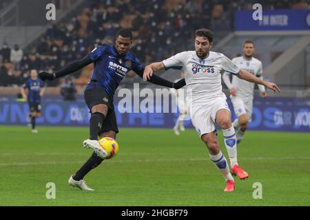 Milan, Italie, 19th janvier 2022.Denzel Dumfries du FC Internazionale tire des quartiers de but sous la pression de Riccardo Marchizza d'Empoli FC pendant le match de Coppa Italia à Giuseppe Meazza, Milan.Crédit photo à lire: Jonathan Moscrop / Sportimage crédit: Sportimage / Alay Live News Banque D'Images