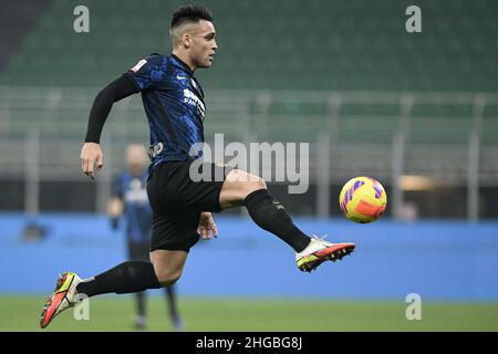 Milan, Italie, le 19 janvier 2022.Milan, Italie.19th janvier 2022.Lautaro Martinez du FC Internazionale contrôle le ballon pendant le championnat italien de football de Coppa Italiafootball FC Internazionale vs Empoli au stade San Siro à Milan, Italie le 19 janvier 2022 crédit: Piero Cruciatti/Alay Live News Banque D'Images