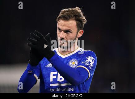 James Maddison de Leicester City applaudit les fans lors du match de la Premier League au King Power Stadium de Leicester.Date de la photo: Mercredi 19 janvier 2022. Banque D'Images