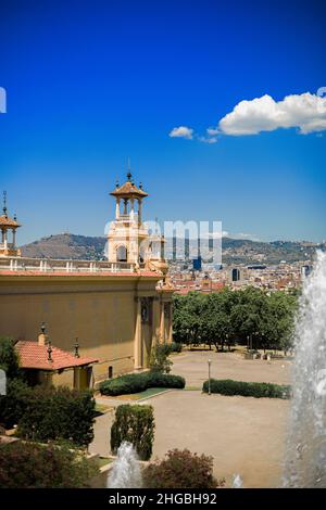 Espagne, Barcelone, 14/07/2021 .Barcelone dans l'après-midi, une belle vue sur la ville par une journée ensoleillée depuis la montagne Montjuïc.Château de Montjuic ou Cast Banque D'Images