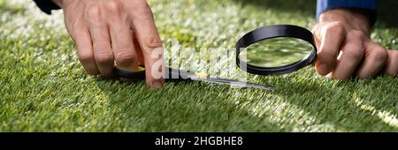 Trouble obsessionnel compulsif. Coupe perfectionniste de l'herbe de jardin Banque D'Images