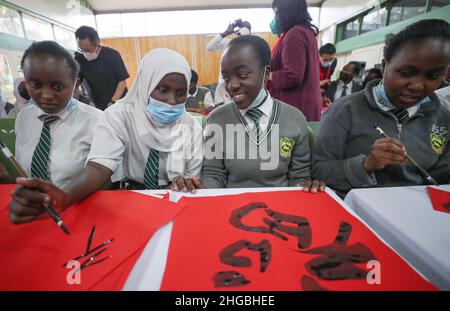 Nairobi, Kenya.19th janvier 2022.Les élèves apprennent à écrire le personnage chinois « Fu », qui signifie fortune et chance en anglais, lors d'une activité culturelle au Spring Festival, ou nouvel an lunaire chinois, à l'école secondaire State House Girls à Nairobi, Kenya, le 19 janvier 2022.Crédit : long Lei/Xinhua/Alay Live News Banque D'Images