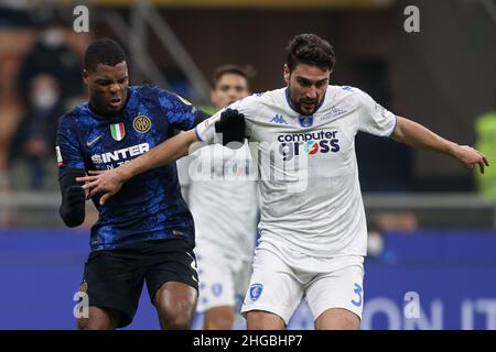 Milan, Italie.19th janvier 2022.Denzel Dumfries (FC Internazionale) et Riccardo Marchizza (FC Empoli) se battent pour le ballon lors de l'Inter - FC Internazionale vs FC Empoli, match de football italien Coppa Italia à Milan, Italie, janvier 19 2022 crédit: Agence de photo indépendante/Alamy Live News Banque D'Images