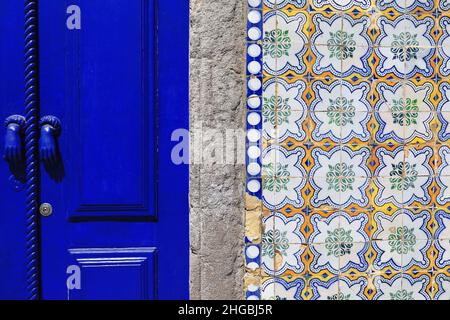 Détail de la façade-porte bleu foncé-carreaux portugais azulejo-motifs floraux et géométriques.Tavira-Portugal-070 Banque D'Images