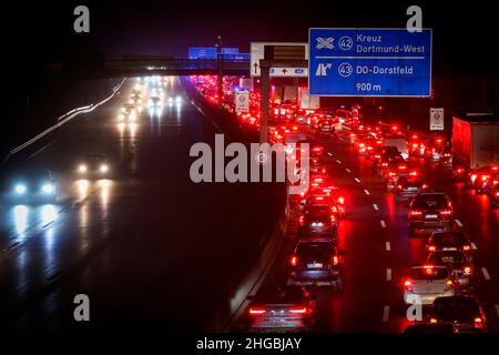 Dortmund, Allemagne.19th janvier 2022.Le véhicule est bloqué dans un embouteillage sur l'autoroute A40 près de Dortmund après un accident, le 19 janvier 2022.Credit: dpa/Alay Live News Banque D'Images