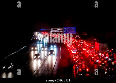 Dortmund, Allemagne.19th janvier 2022.Le véhicule est bloqué dans un embouteillage sur l'autoroute A40 près de Dortmund après un accident, le 19 janvier 2022.Credit: dpa/Alay Live News Banque D'Images