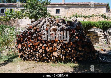 Ensemble de bûches empilées à Caleruega, Burgos, Castilla y León, Espagne. Banque D'Images