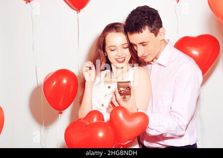 L'homme fait le cadeau à sa belle fille chérie.Saint-Valentin de l'amant.Couple de Saint-Valentin.Garçon donne à sa petite amie bijoux.Bague de mariage.Proposer b Banque D'Images