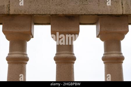 balustrade en pierre sur la terrasse couverte donnant sur l'extérieur Banque D'Images