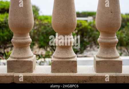 balustrade en pierre sur la terrasse couverte donnant sur l'extérieur Banque D'Images