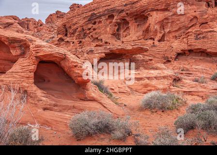 Overton, Nevada, États-Unis - 24 février 2010 : Vallée de feu.Paysage avec mur de roches rouges façonnées par l'usure et la déchirure avec des fissures, des trous, des grottes, et la ligne Banque D'Images