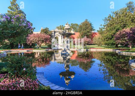 ISTANBUL, TURQUIE - 13 SEPTEMBRE 2017 : c'est la fontaine des cygnes dans le parc du palais de Dolmabache. Banque D'Images