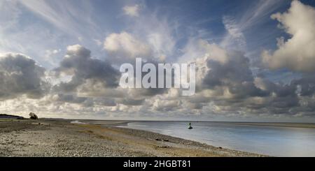 Baie de somme, le Hourdel, chenal à marée basse, blockhaus, coucher de soleil sur la mer , sable et mises. Banque D'Images