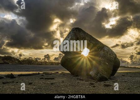 Baie de somme, le Hourdel, chenal à marée basse, blockhaus, coucher de soleil sur la mer , sable et mises. Banque D'Images