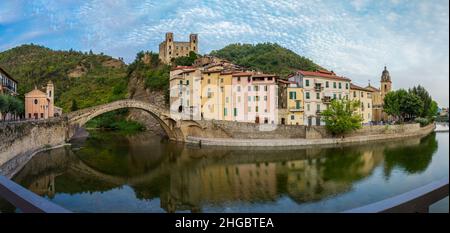 Dolceacqua ,Ventimiglia, province Imperia , Ligurie ,Italie:août 12,2021.vue panoramique Château médiéval en Ligurie Riviera, Castello dei Doria, Vieux Banque D'Images