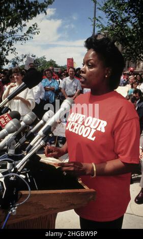 Austin Texas USA,1992: Une femme noire prend la parole lors d'un rassemblement de protestation contre le projet des législateurs de fermer une école résidentielle publique pour les personnes handicapées à Mexia, Texas. ©Bob Daemmrich Banque D'Images