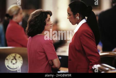 Austin, Texas USA 1997: Le représentant de l'État Sherri Greenberg, à gauche, parle avec le représentant de l'État Dawnna Dukes sur le plancher de la Maison du Texas.©Bob Daemmrich Banque D'Images