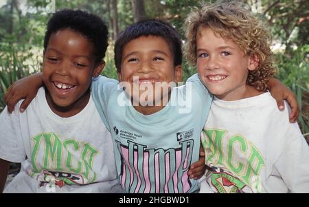 Austin, Texas Etats-Unis 1990: Enfants, 8-9 ans montrant l'amitié.Un Noir, un hispanique et un Anglo.XX Banque D'Images