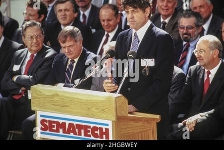Austin, Texas USA 1988: Le congressiste Charlie Wilson s'exprime à l'ouverture du consortium de haute technologie Sematech à Austin.XX Banque D'Images